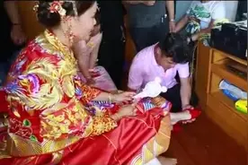 真实婚礼 新郎给新娘穿婚鞋 新娘的小脚脚 真好看视频封面