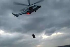 直升机接走生病船员的整个过程，船员最怕的就是在船上受伤或重病视频封面