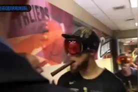 尽情庆祝吧！勇士夺冠后狂欢 小学生库里竟然抽烟了 克莱被浇透视频封面