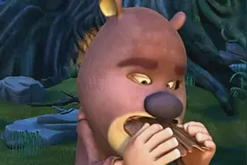 光头强扮成狗熊被熊大识破，又吃树皮又吃虫，最后被毒蘑菇毒倒！视频封面