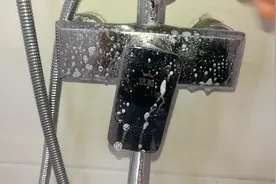 水龙头表面水垢难以清理，赶紧试试这个自制清洗剂瞬间清洁水龙头视频封面