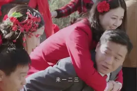 哥俩同一天结婚在村口撞见，最后谁先进村视频封面