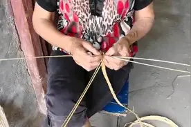 农村大姐手特别快，用麦草杆编草帽辫子，你见过吗？