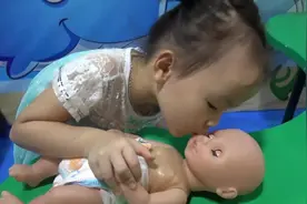 小女孩帮忙妈妈带宝宝，带的有模有样呢视频封面