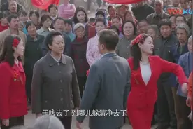 两个小伙同时结婚，谁先进门，谁家就发大财，两个新郎大打出手了视频封面