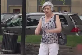 国外爆笑街头恶搞：被铅球砸到有多可怕？路人的表情已被吓到扭曲