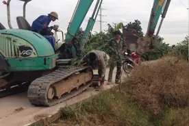 履带挖掘机“掉链子”要这样修理，第一次看到，真的是长见识了视频封面