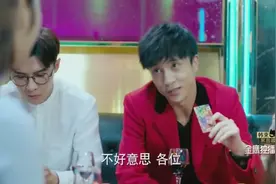 薛之谦在KTV玩骰子，玩的好嗨，自称朝阳区小野马，哈哈太逗了