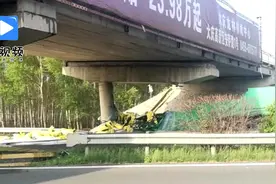 凌晨哈大高速大庆往哈尔滨方向大货车肇事撞断桥墩！驾驶员死亡视频封面