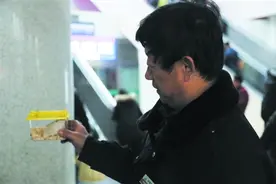济南火车站上演“人鼠情未了”禁带目录拦住一旅客的仓鼠图片