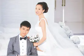 方志友今补办婚宴 母代父职红毯牵爱女图片