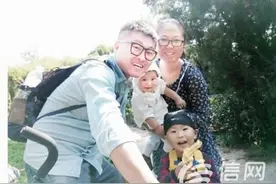 二胎双胞胎仨孩怎么带 辣妈支招如何轻松带娃图片