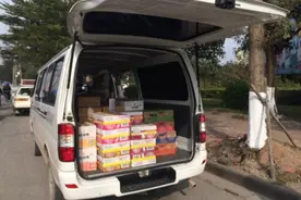 面包车拆掉座位来拉货 危险！图片