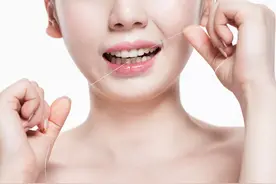 牙线不正确的使用方法 反倒伤害牙龈图片