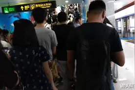 青岛地铁站通往青岛火车站方向的出口和入口视频封面