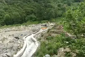 嶂叠峦层耸云峰，
石壁回音千万声。
岩扉松径避暑地，
漂船摆石钓鱼翁。
流波飞渡峡谷行。视频封面