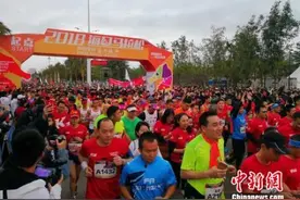2018海口马拉松开跑 万余名跑者冬日运动狂欢图片