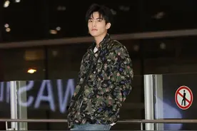 宋威龙出发米兰男装周 随性搭配大长腿尽显图片