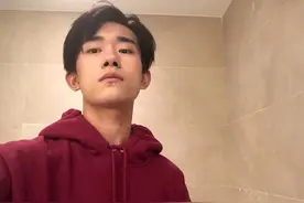 易烊千玺誓将养生博主坐实 按摩床照撞脸屁桃君图片