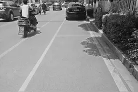 “限时停车位”成了“随时停车位” 昆明警方：将对违规车辆处罚图片