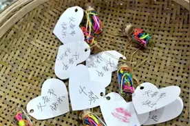 宿迁：小手做卡 送给爸爸图片