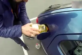 敢玩，小哥把食用油当汽油倒入汽车，踩油门车会启动吗视频封面