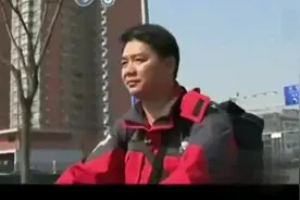 真够大方！刘强东送快递上门，找不到零钱直接不要了视频封面