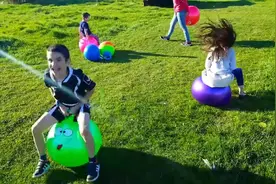 趣味启蒙，萌娃骑着气球玩耍，边玩边教大家学习颜色