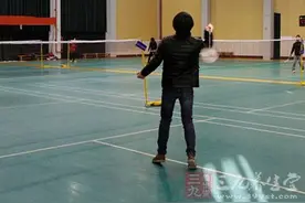 打羽毛球 打羽毛球的获胜要诀有哪些图片