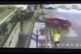 38秒生死救援，事发长沙！这不是演习！6月16日，中石油岳麓大道加油站被撞起火！救援及时幸无伤亡，为英雄点赞！视频封面