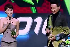 马伊琍：靳东和我儿子都来了，但我前夫没来我不开心！视频封面