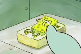 海绵宝宝悠闲的躺在肥皂上，被章鱼哥拿去刷碗