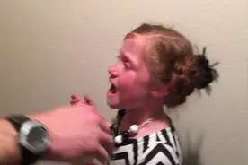 这个爸爸把一根鱼线绑在女儿牙齿上，原来是用这种方法给她拔牙！