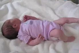 1岁小宝宝自己躺在床上，吃手手的样子好可爱！视频封面