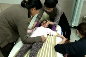 哄小孩打针不疼，妈妈和姥姥一起按着，女儿哭了！视频封面