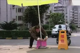 维修工修下水道，小伙把井盖盖上了，结果公安跟消防都来了视频封面