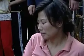 女子看守所门口闹事，所长一番话女子混溜溜走了视频封面