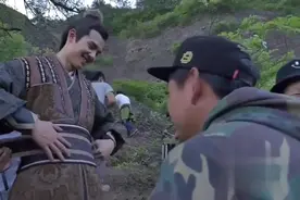 刘昊然喂女朋友喝水，水太烫了不让喝 看我皮皮虾式的腹肌视频封面