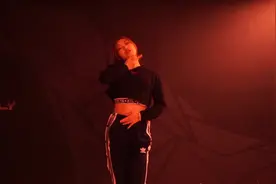 AKF Dance Studio帅帅的小姐姐翻跳《屋顶着火 》视频封面