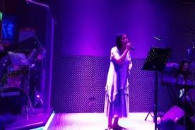 酒吧女歌手翻唱任妙音歌曲《天在下雨我在想你》，你觉得如何？视频封面