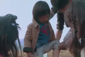 Kimi的脚丫踩到泥巴，森碟和王诗龄暖心帮忙，画风好暖视频封面