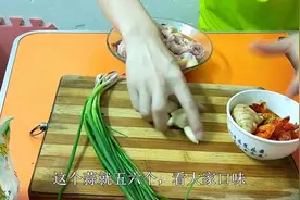 用电磁炉也能做出高大上的鸡肉，做法简单粗暴，一个人吃一大盘视频封面