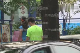 瞿颖与男友带孩子喝冷饮 一家人其乐融融视频封面