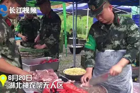 炊事兵的“魔鬼周”：一餐切1000个土豆，一锅炒30斤肉丝视频封面