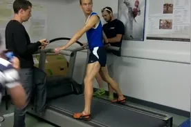 运动达人在跑步机上以每小时30公里的速度狂奔，看看这速度有多快视频封面