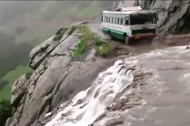 实拍印度司机开客车穿越险路合集，这得多强的心理素质啊！图片
