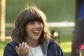 小伙锻炼秀肌肉，大爷看不顺眼，大爷秀绝技让人羡慕不已！图片