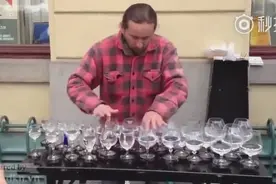 街头艺人表演超级厉害的水晶玻璃杯演奏 ，真心佩服图片