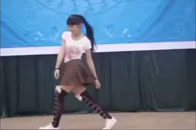 实拍学校毕业演出初中女生的精彩舞蹈视频封面
