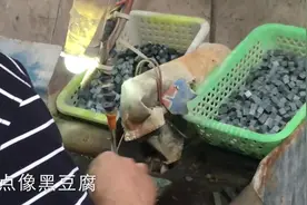 实拍翡翠边角料切块，分分钟切断手指图片
